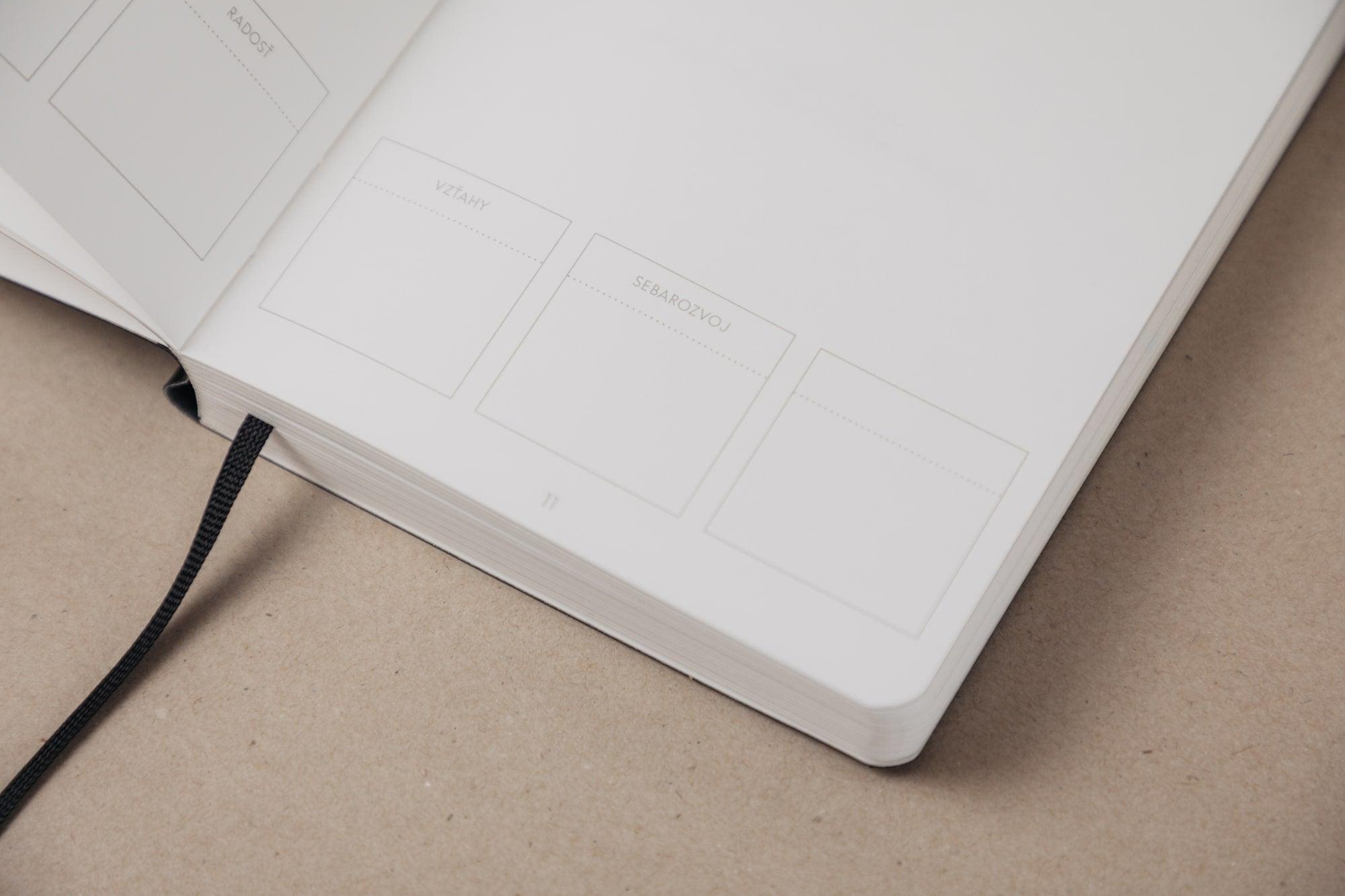 Zurnal-poctivy-slovensky-diar-otvoreny-na-stole-s-detailom-na-sekciu-polrocnica