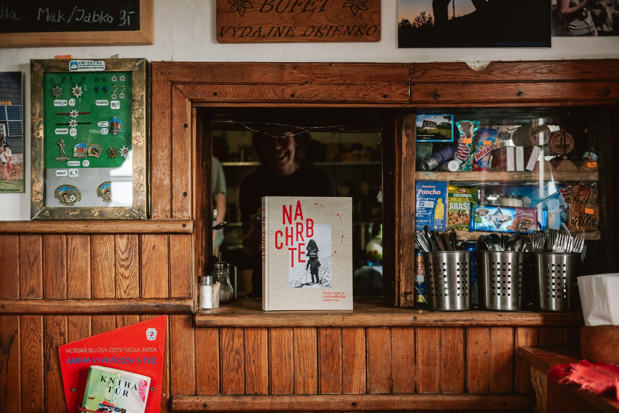 Na Chrbte: Kniha o těch, co si na něj nakládají o něco více