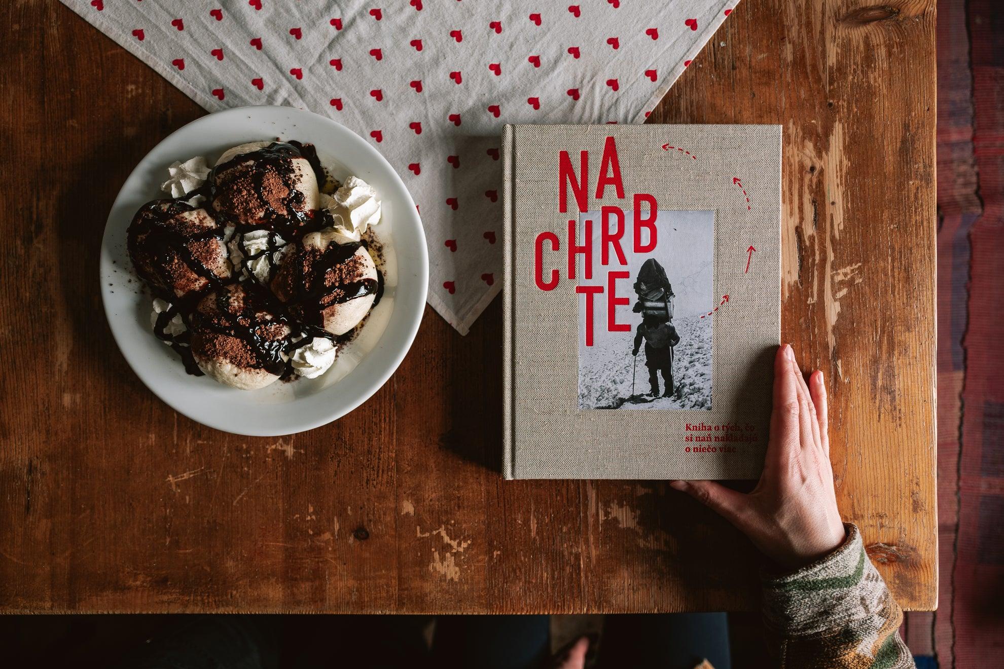 Na Chrbte: Kniha o těch, co si na něj nakládají o něco více